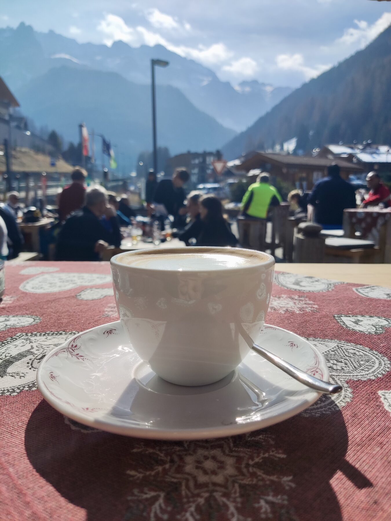 koffie met een terras met mensen en bergen op de achtergrond