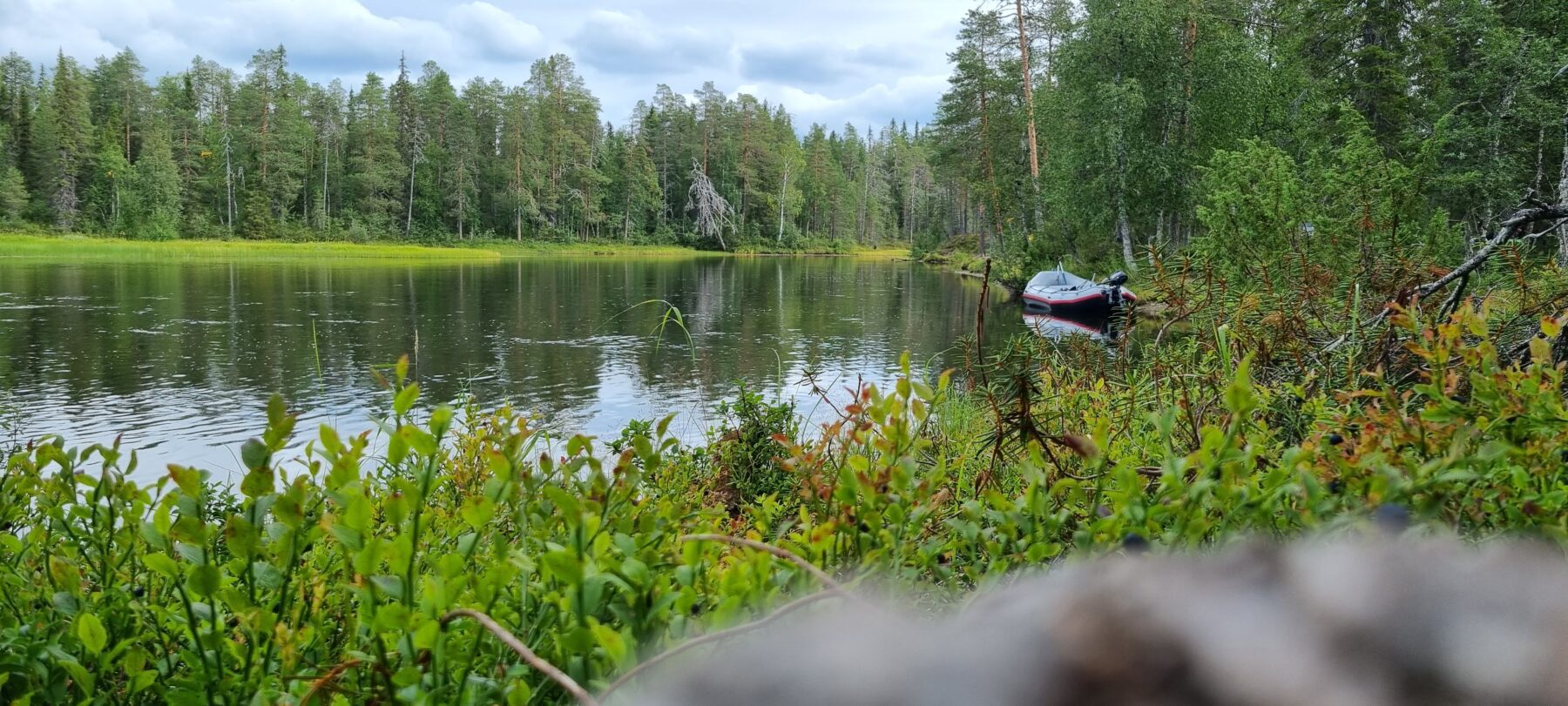 Een koffiepauze tijdens het raften in Fins Lapland