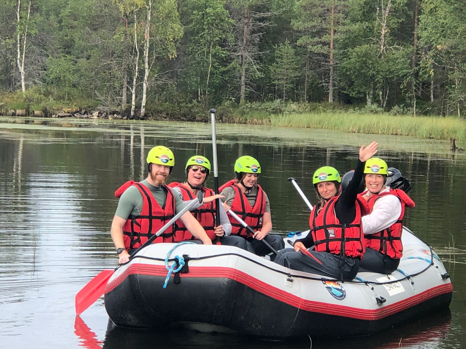 De blije crew voor ons rafting avontuur in Fins Lapland