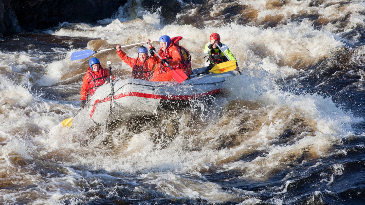 Test je rafting skills op de Juutua rivier in Fins Lapland