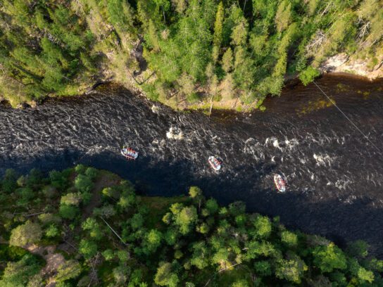 Arctisch raften is een geweldig avontuur in de zomer in Fins Lapland