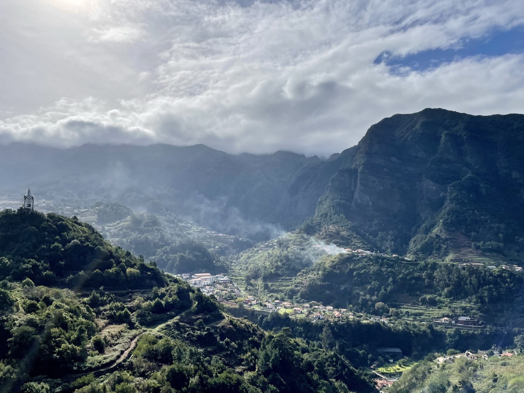 Uitzicht over de São Vicente vallei op het hoofdeiland Madeira