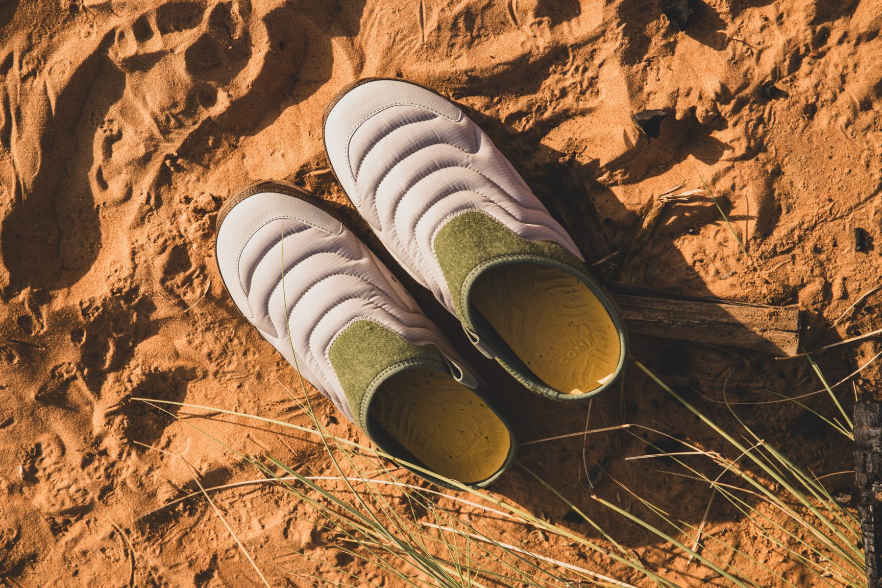 Teva pantoffels in het zand