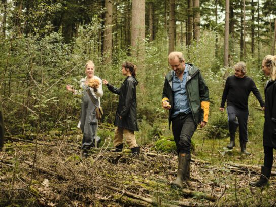 In Travelin regenlaarzen door het bos lopen