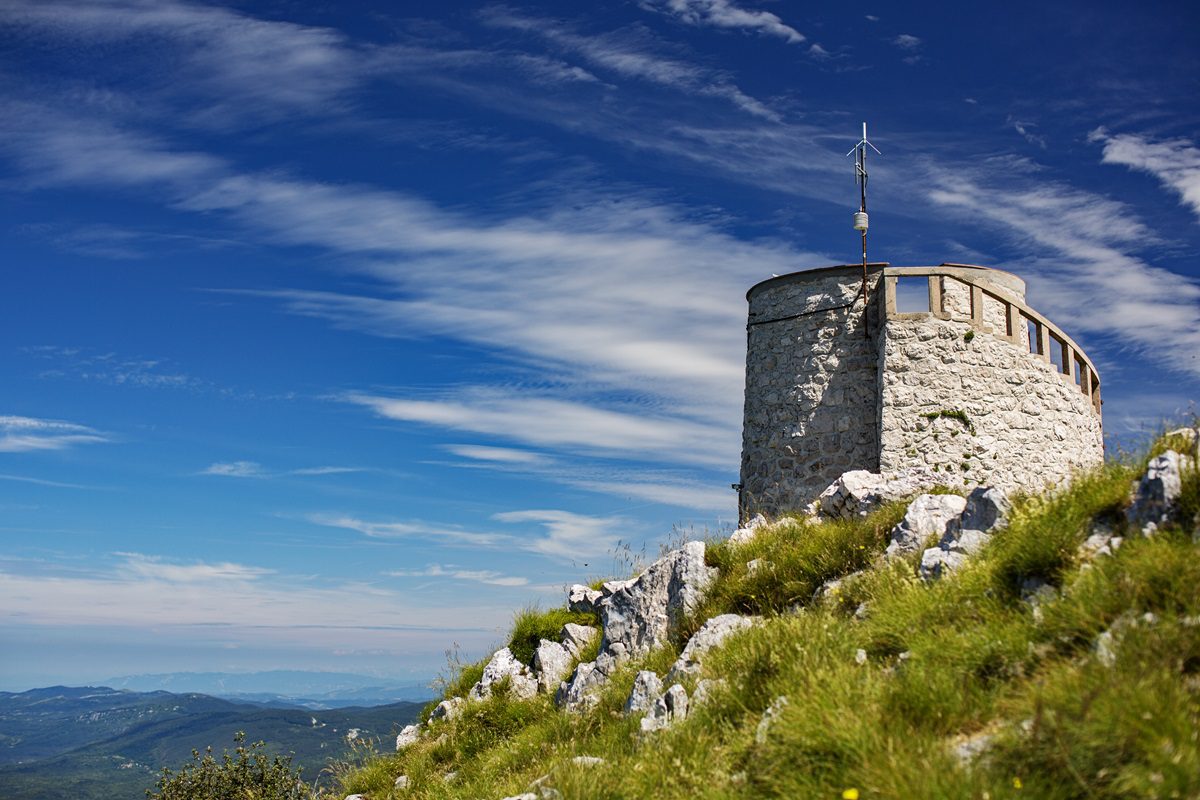 De Vojak is een bergtop in het zuiden van Istrië. Ben je op vakantie in Kroatië, beklim dan vooral de top.