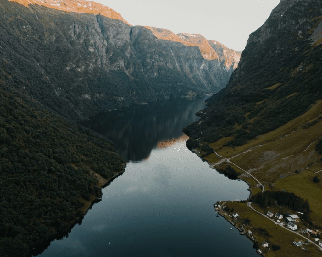 De berg Breiskrednosi in het Naerøyfjord in Noorwegen.