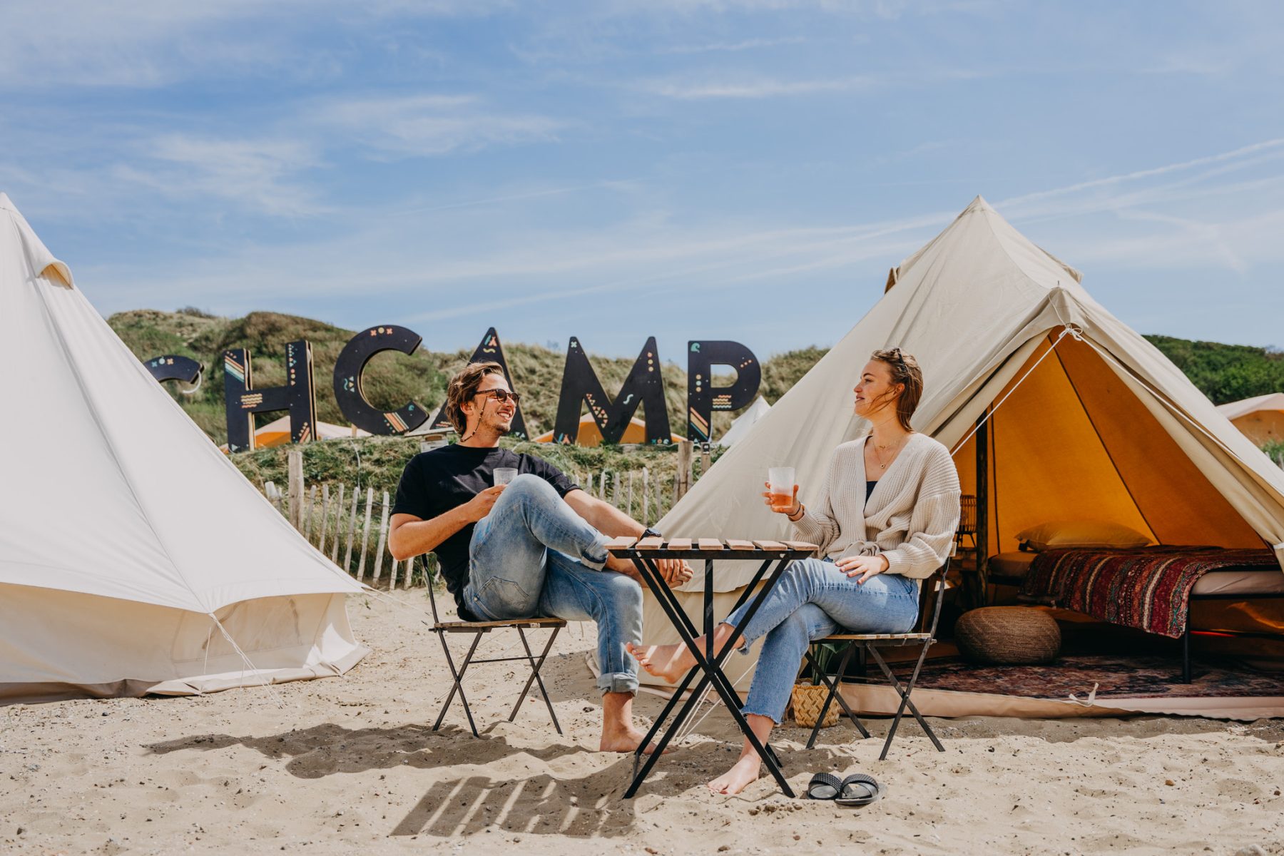 Twee mensen bij een accommodatie op Beachcamp de Lakens.