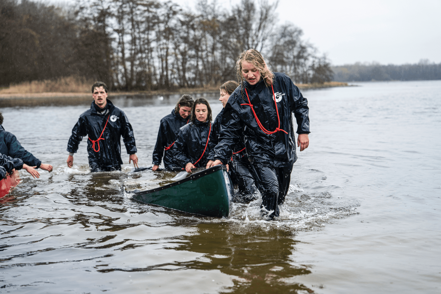 Jongeren tijdens het herstellen van het mariene leefgebied met Sea Ranger Service.