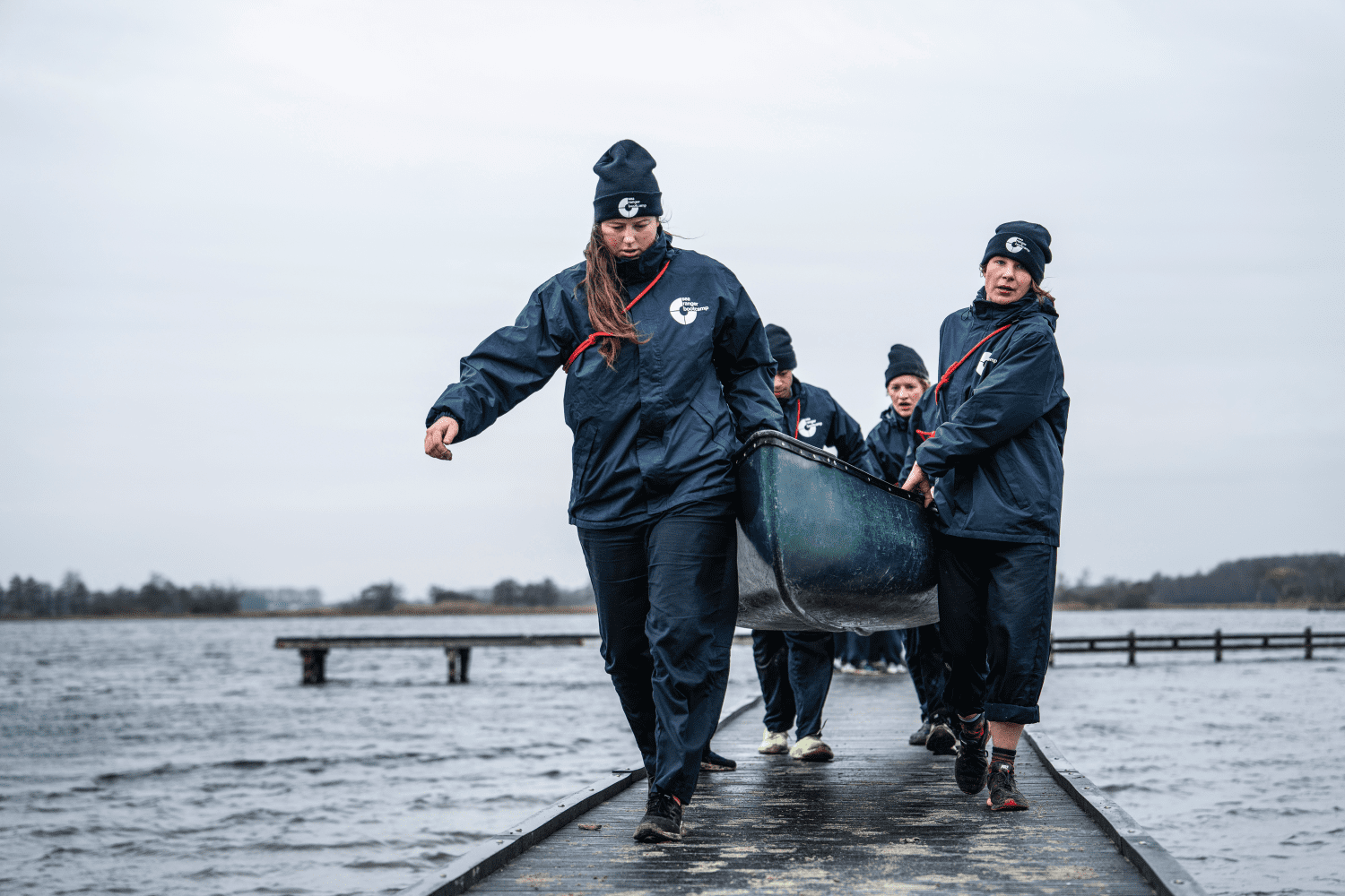 Jongeren bezig met het herstellen van het mariene leefgebied met Sea Ranger Service.