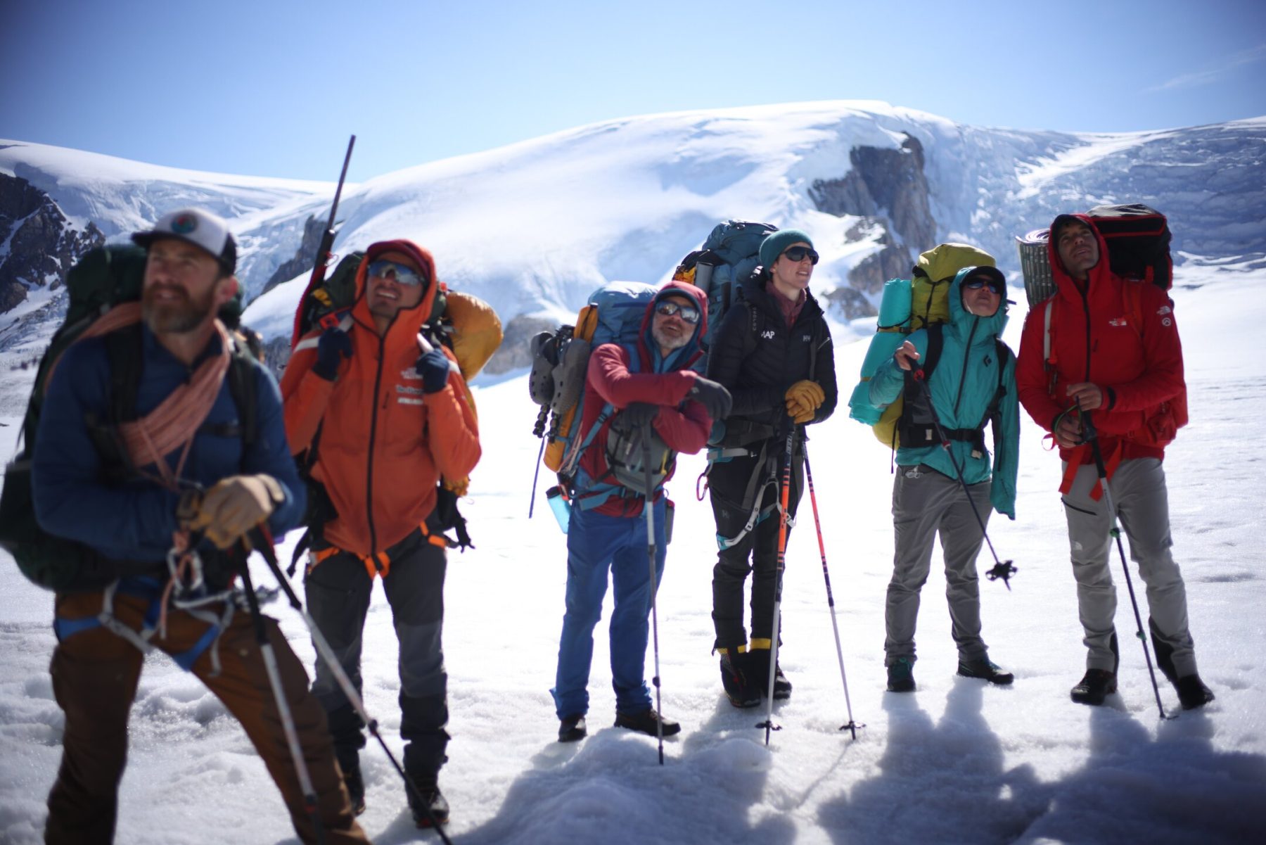 Van links naar rechts: Aldo Kane, Adam Mike Jeldsen, Mikey Schaefer, Heidi Sevestre, Hazel Findley and Alex Honnold werpen een eerste blik op de Pool Wall.