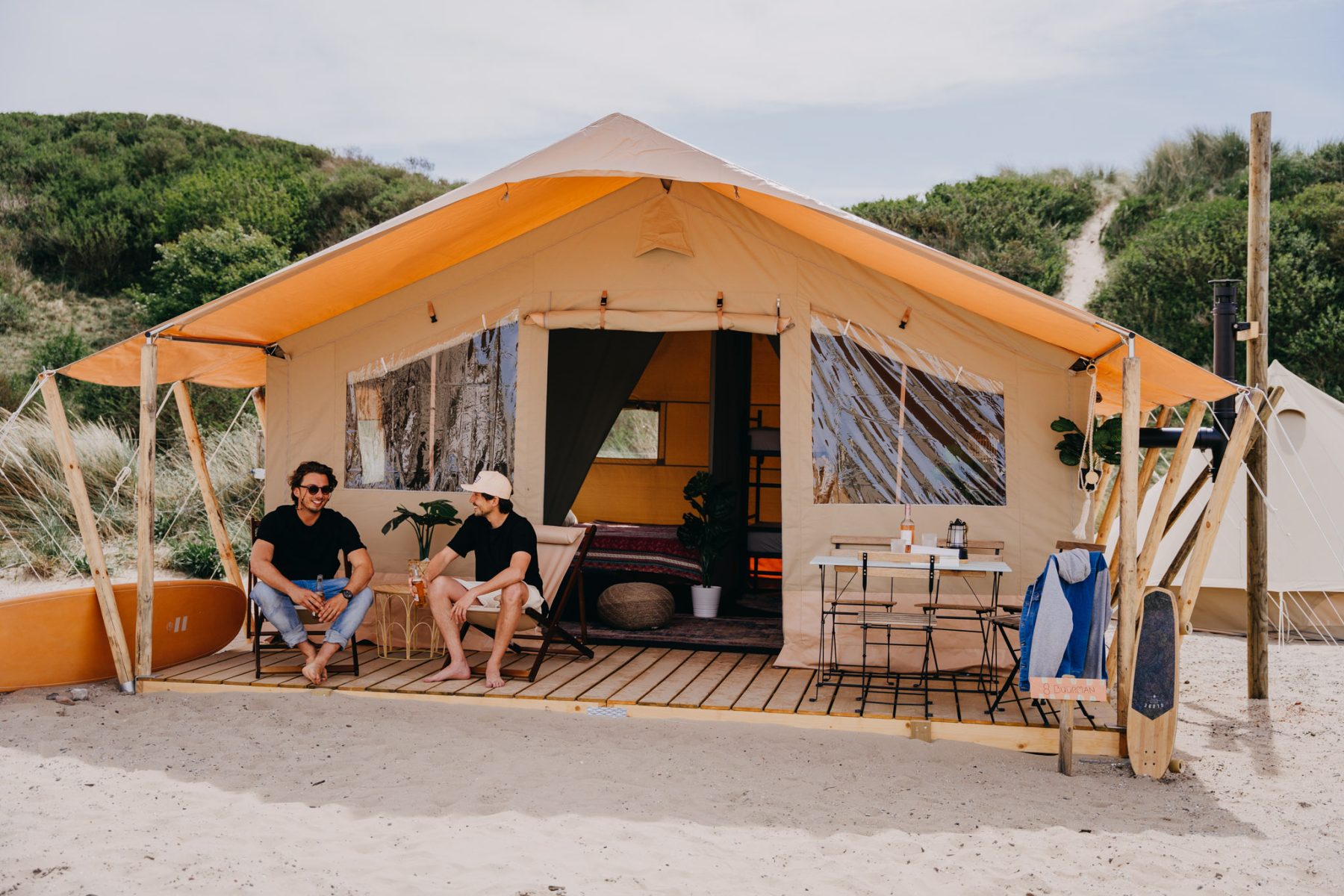 Twee gasten bij een accommodatie van Beachcamp de Lakens.