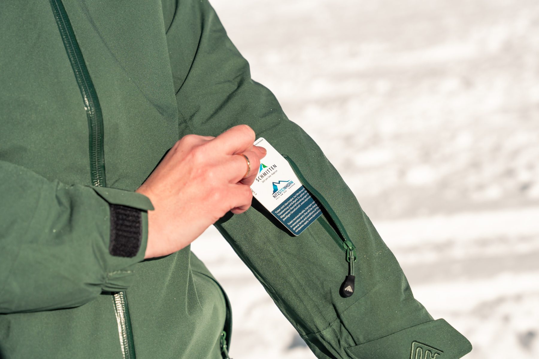 Een zakje voor je skipas in de Cortazu Insulated wintersport  outfit