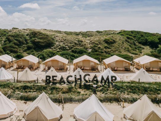 Verschillende tenten op Beachcamp de Lakens.