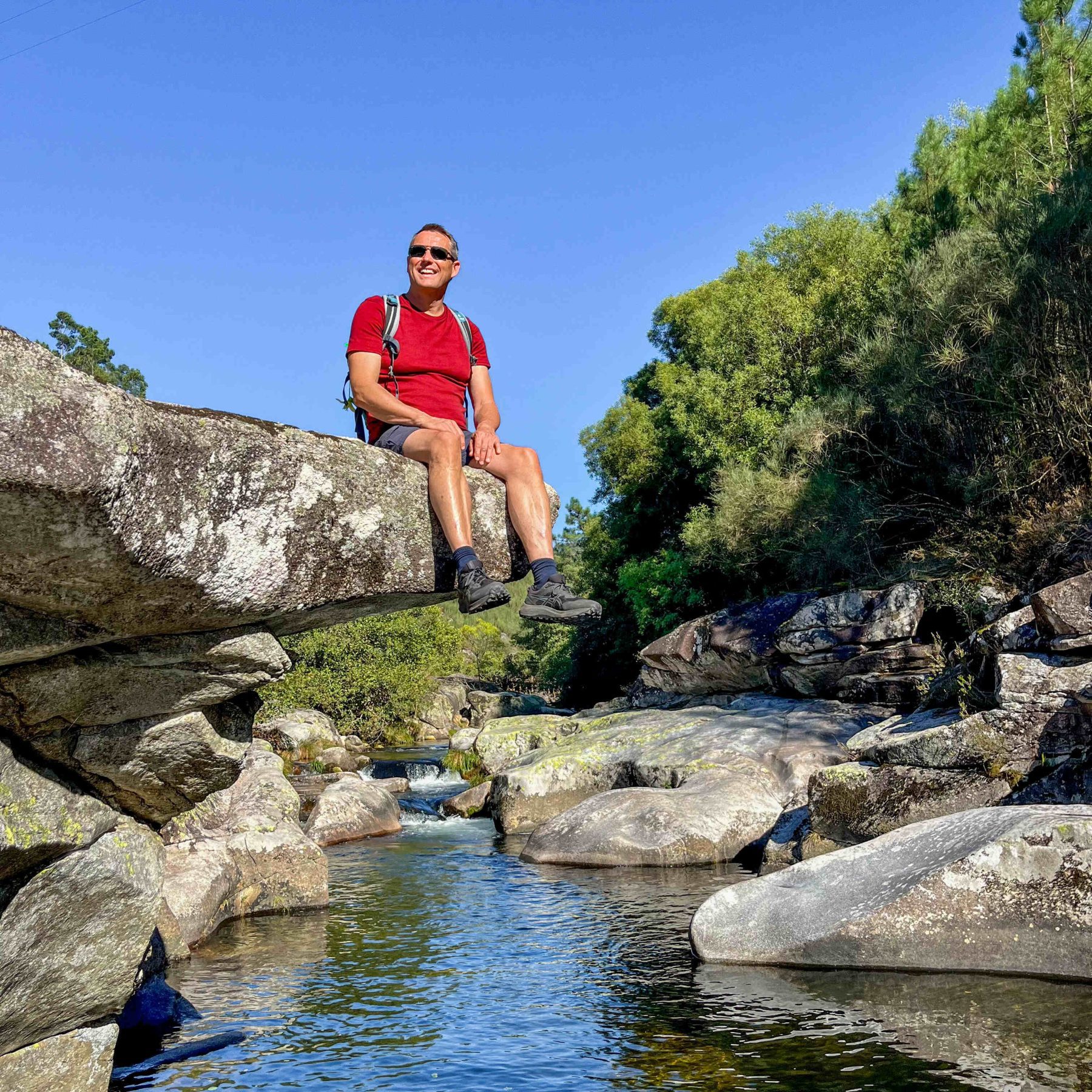 Man geniet van een riviertje tijdens de reis Fora in de Minho