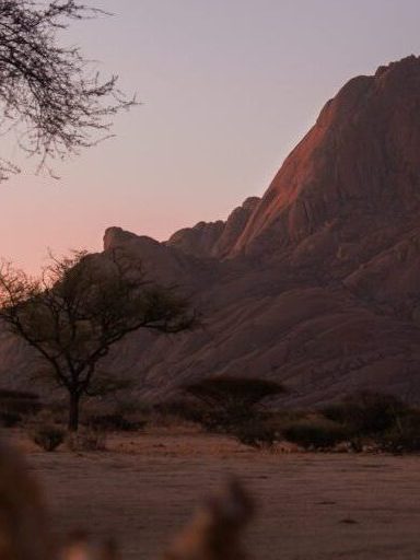 Een landschap met een gebergte in Namibië.