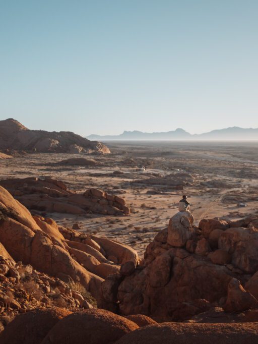 Een persoon in het landschap van Namibië tijdens Namibia Nomads.