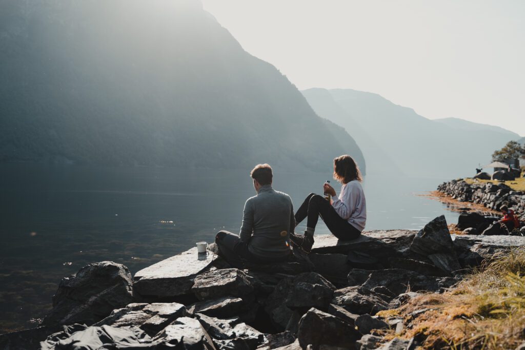 Twee personen in het Naerøyfjord in Noorwegen.