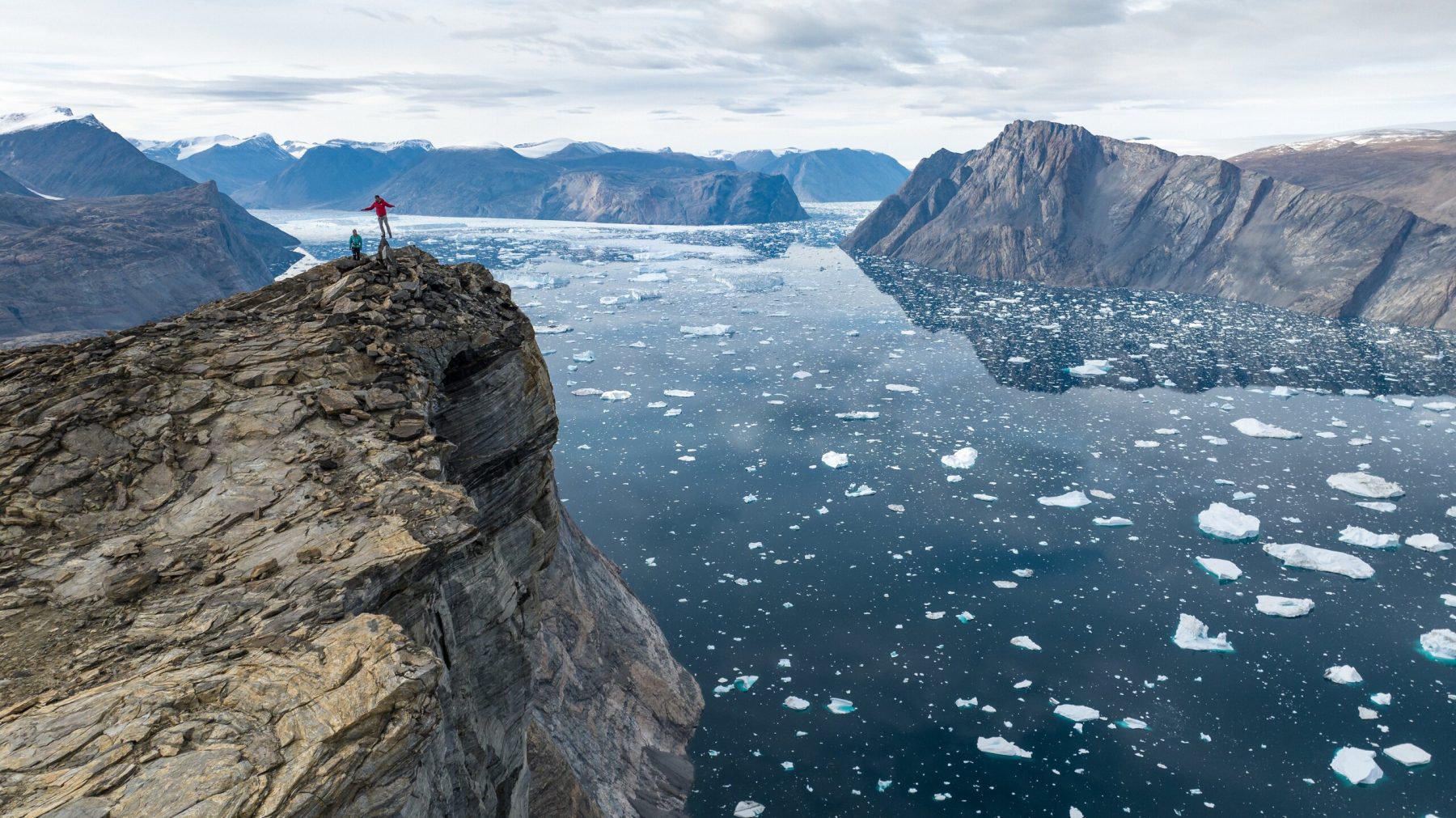 Alex Honnold en Hazel Findlay op de top van Ingmikortilaq in Arctic Ascent.