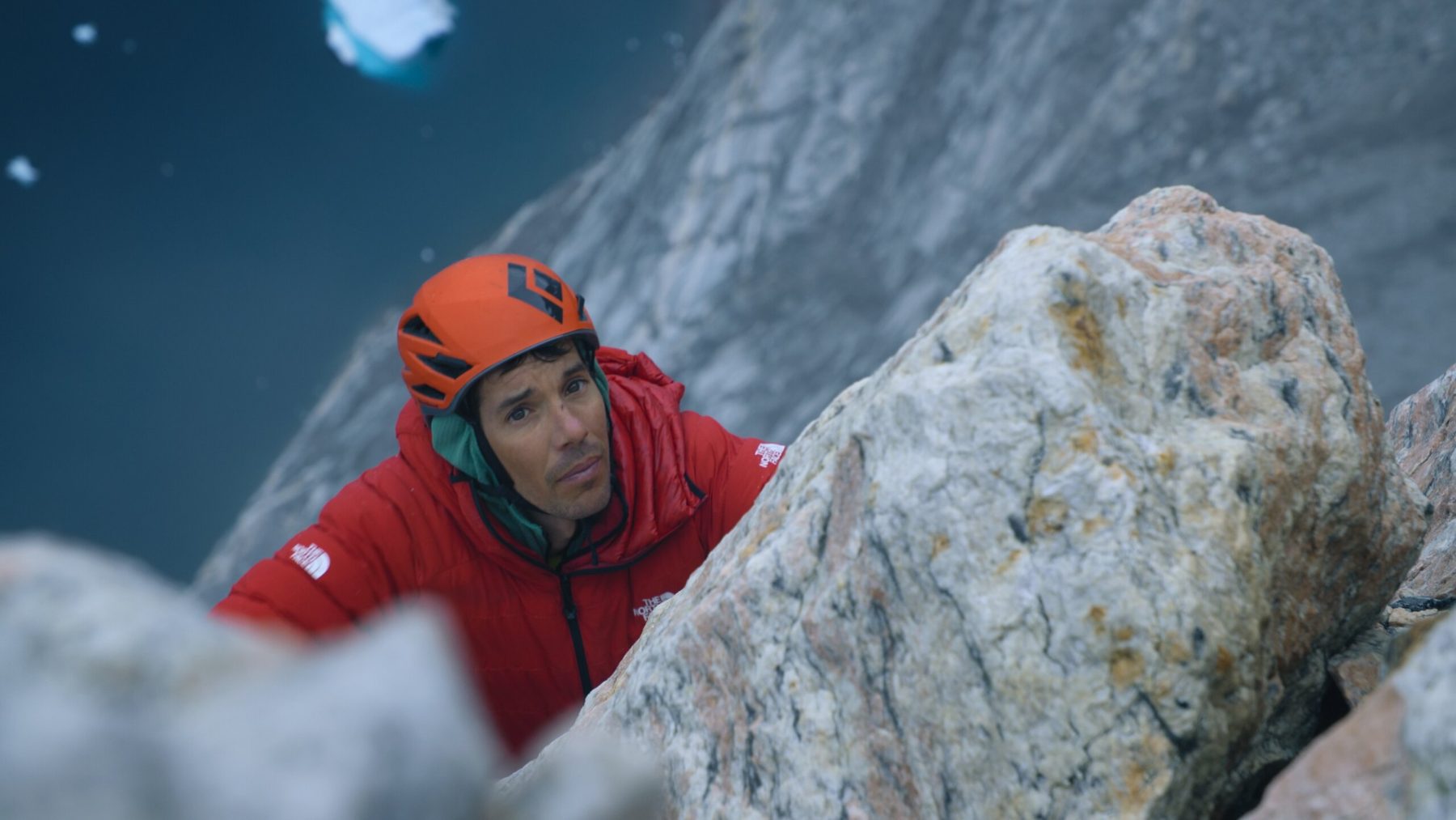 Alex Honnold tijdens de beklimming van de Ingmikortilaq in Arctic Ascent.