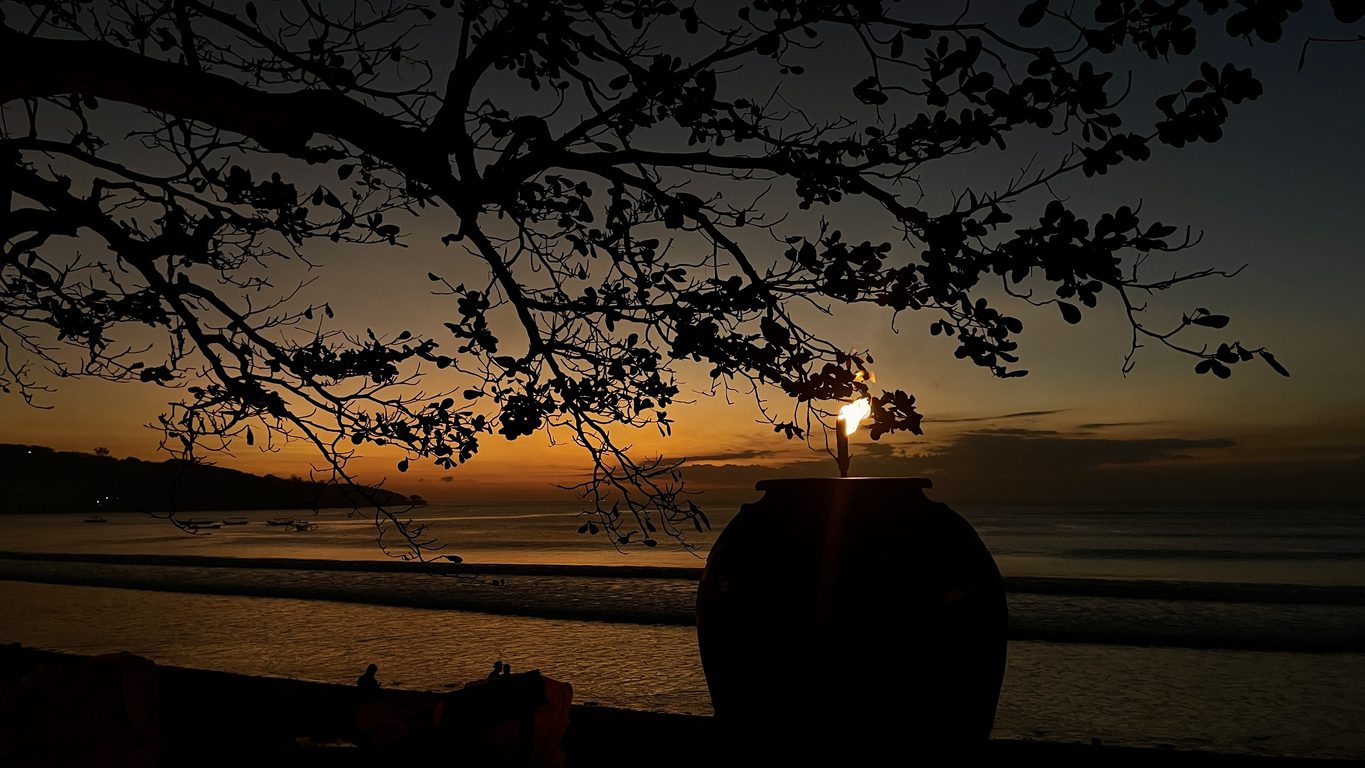 Zonsondergang op Jimbaran Beach op Bali.