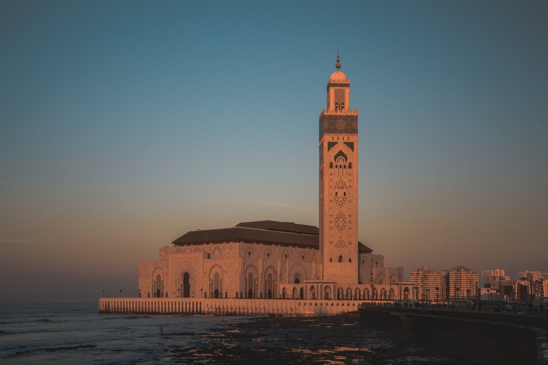 De Hassan II-moskee in Casablanca in Marokko, het land van Morocco Nomads.