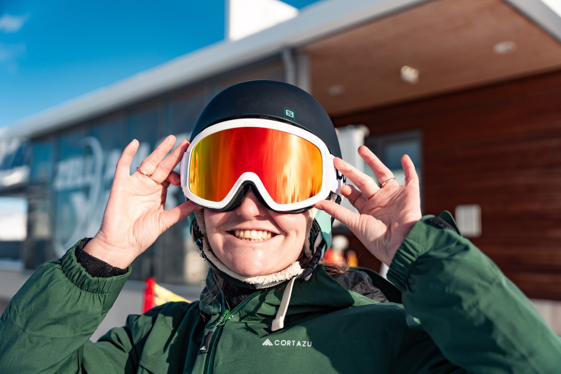 een skibril sluit goed aan en beschermt je ogen