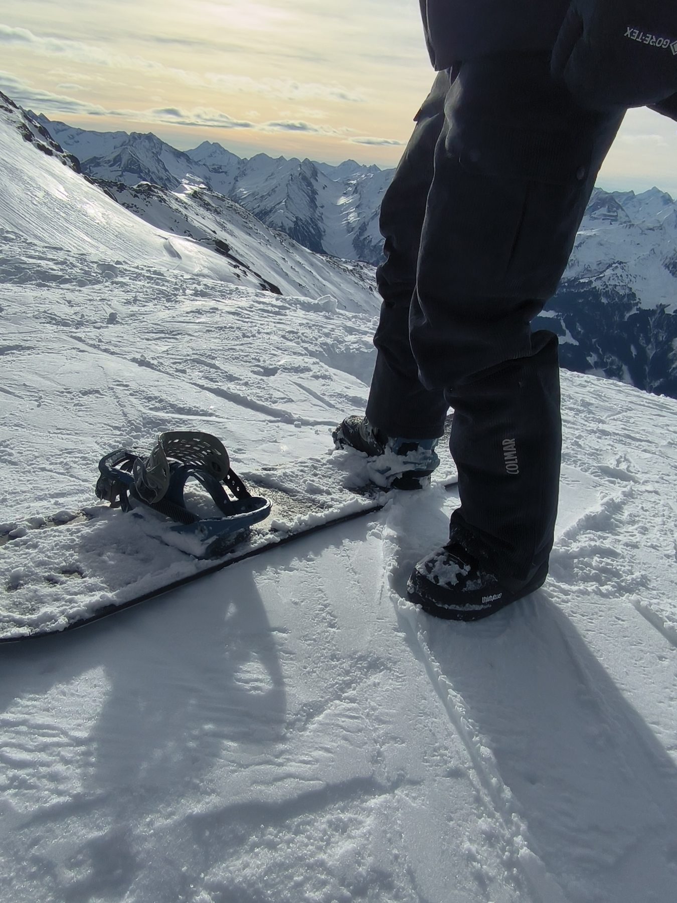 Snowboarder met een been in zijn binding in colmar broek
