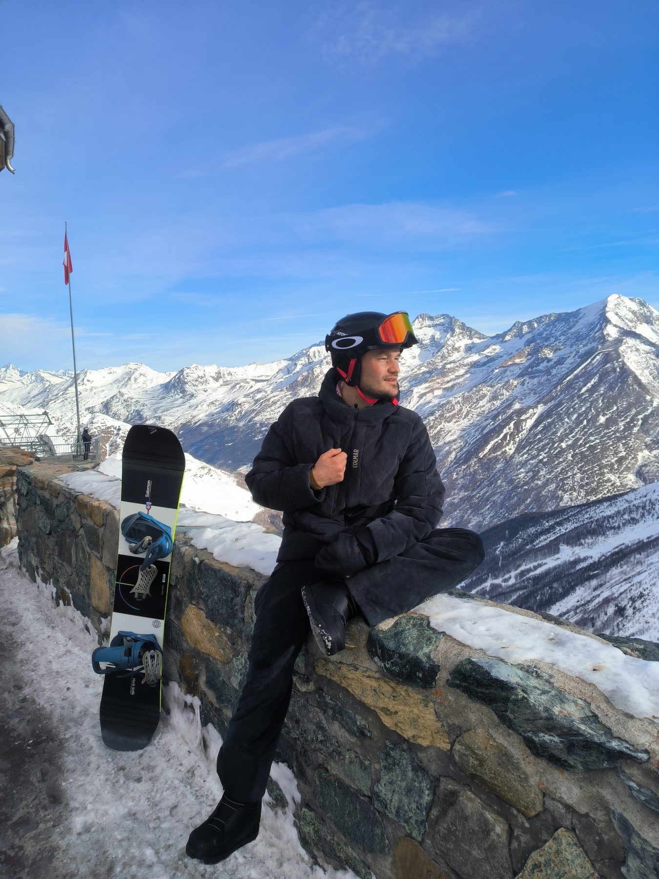 Snowboarder geniet van uitzict in Colmar outfit