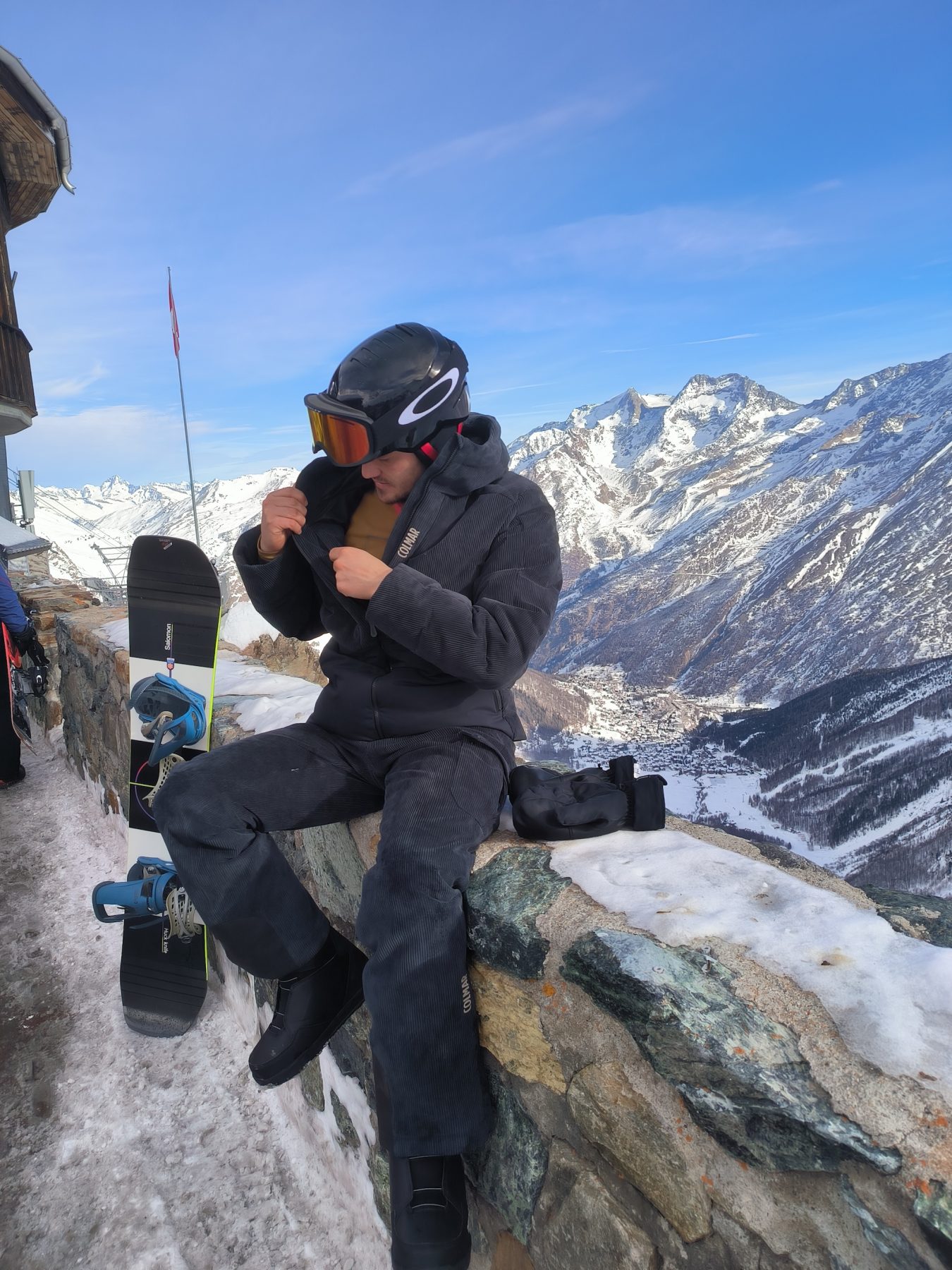 Snowboarder stopt telefoon terug in jas