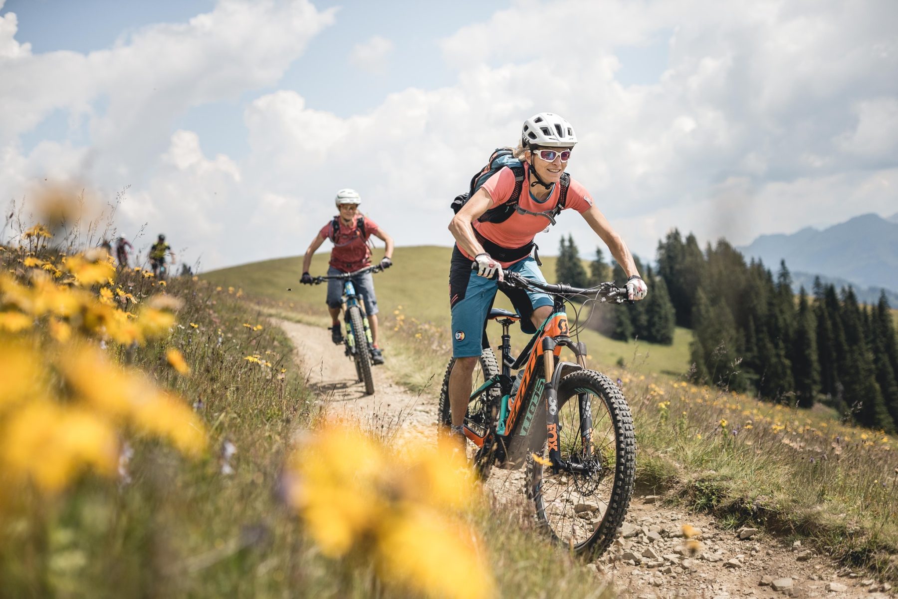 In Gstaad barst het van de leuke outdooractiviteiten, zoals mountainbiken.