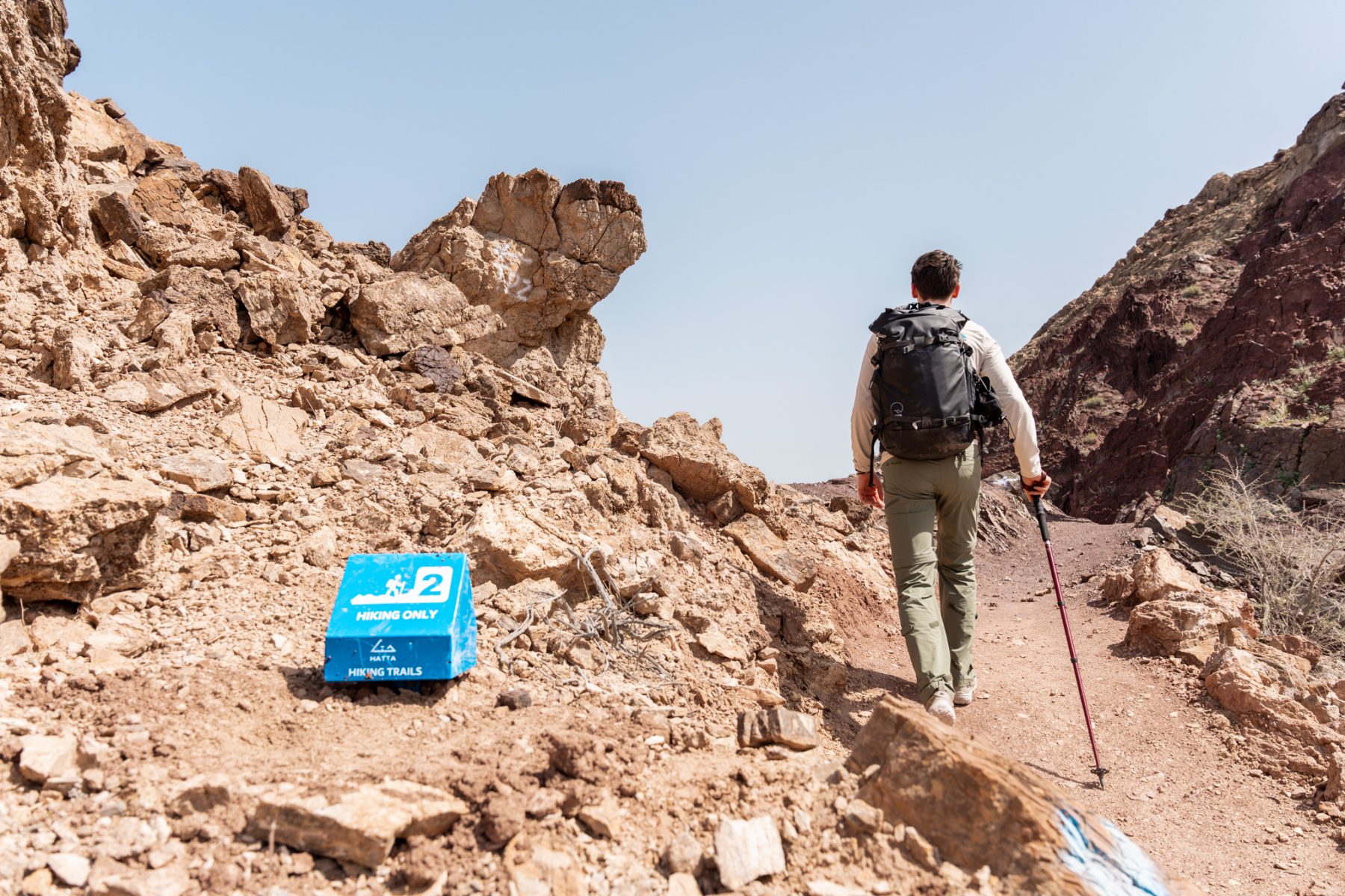 Hiken in Hatta over een goed bewegwijzerde trail