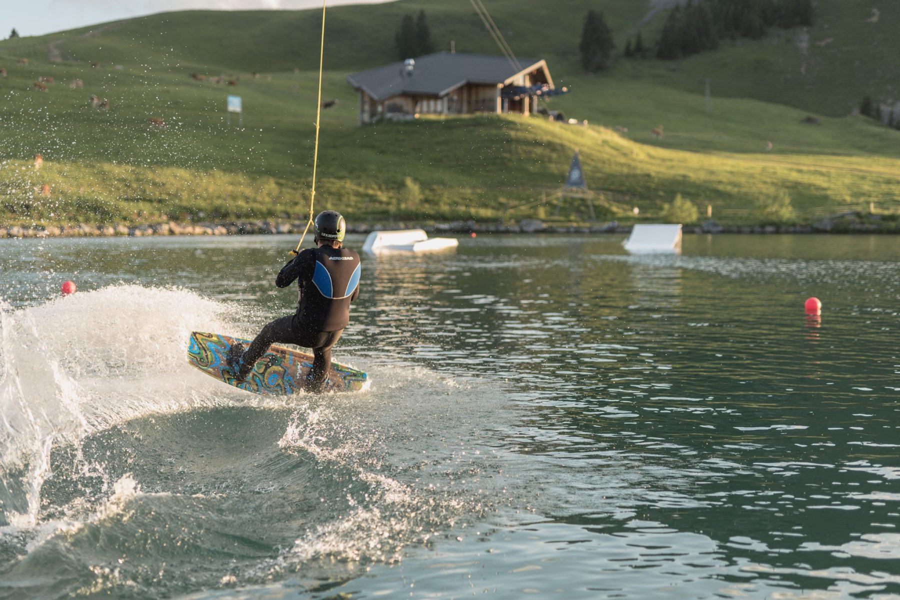 In Gstaad barst het van de leuke outdooractiviteiten, zoals wakeboarden.