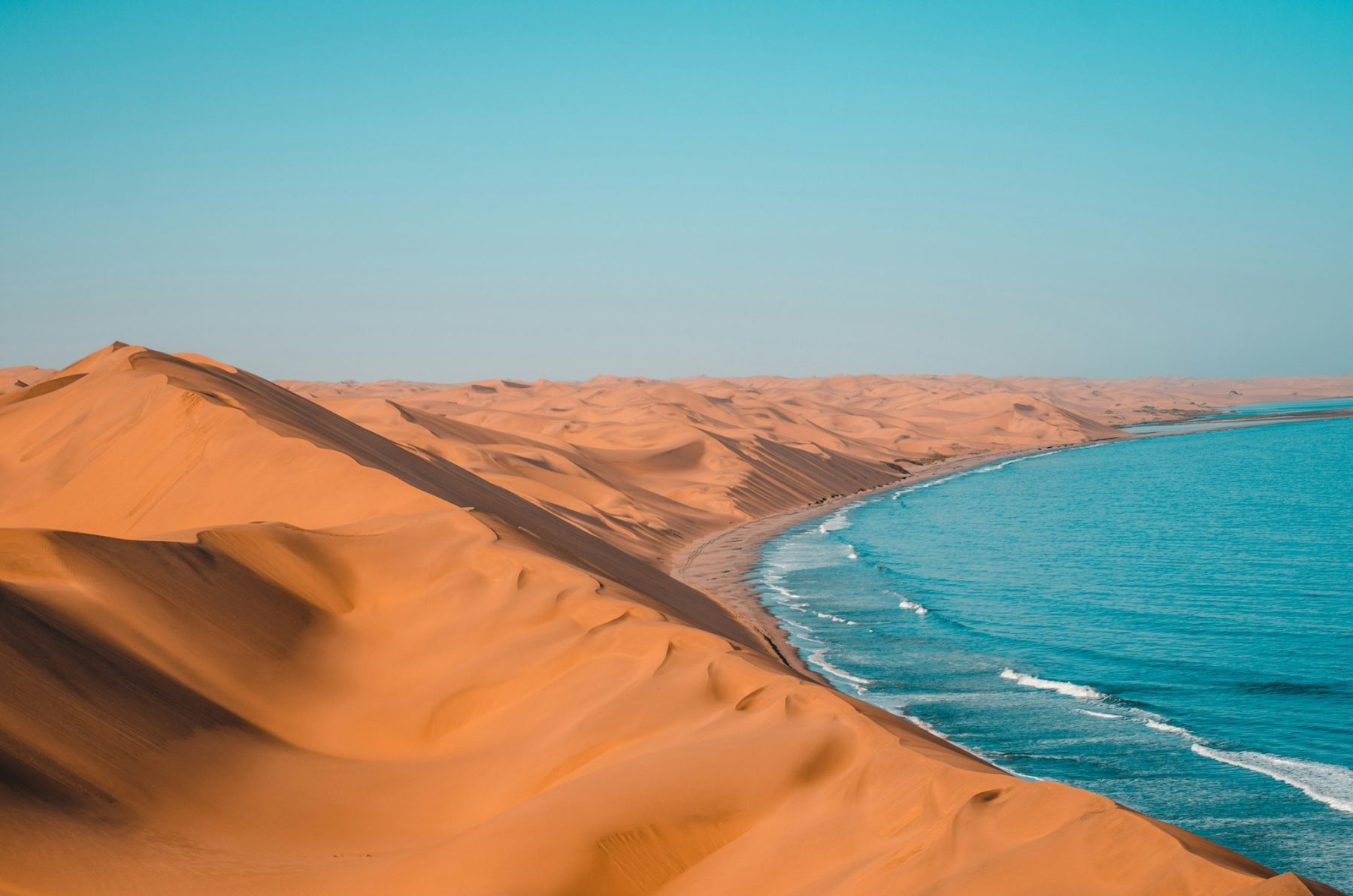 In Namibië vloeit de woestijn over in de oceaan