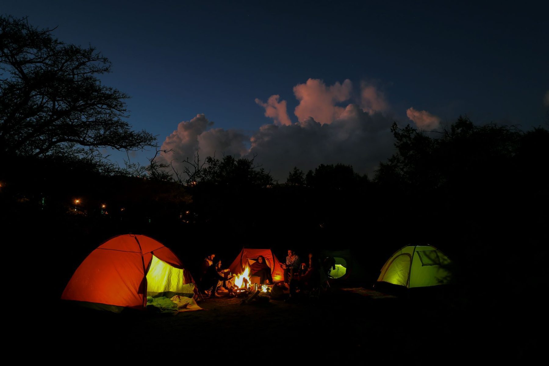 Outdoor activiteiten in Saoedi-Arabië. Kamperen in Raghadan Forest Park, Al-Baha