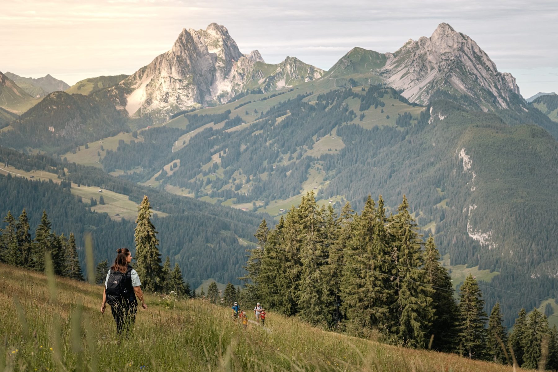 In Gstaad barst het van de leuke outdooractiviteiten, zoals wandelen.
