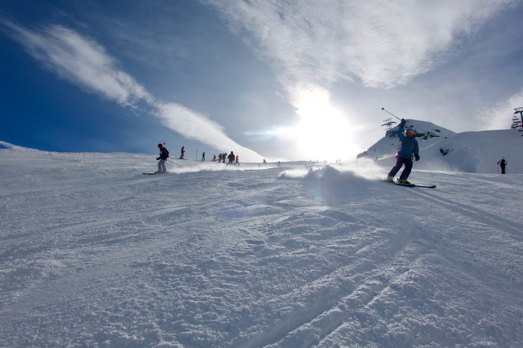 Een dik pak sneeuw met zon in Saas-Fee