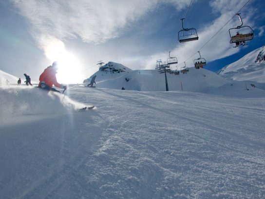 Zon met een pak sneeuw in Saas-Fee