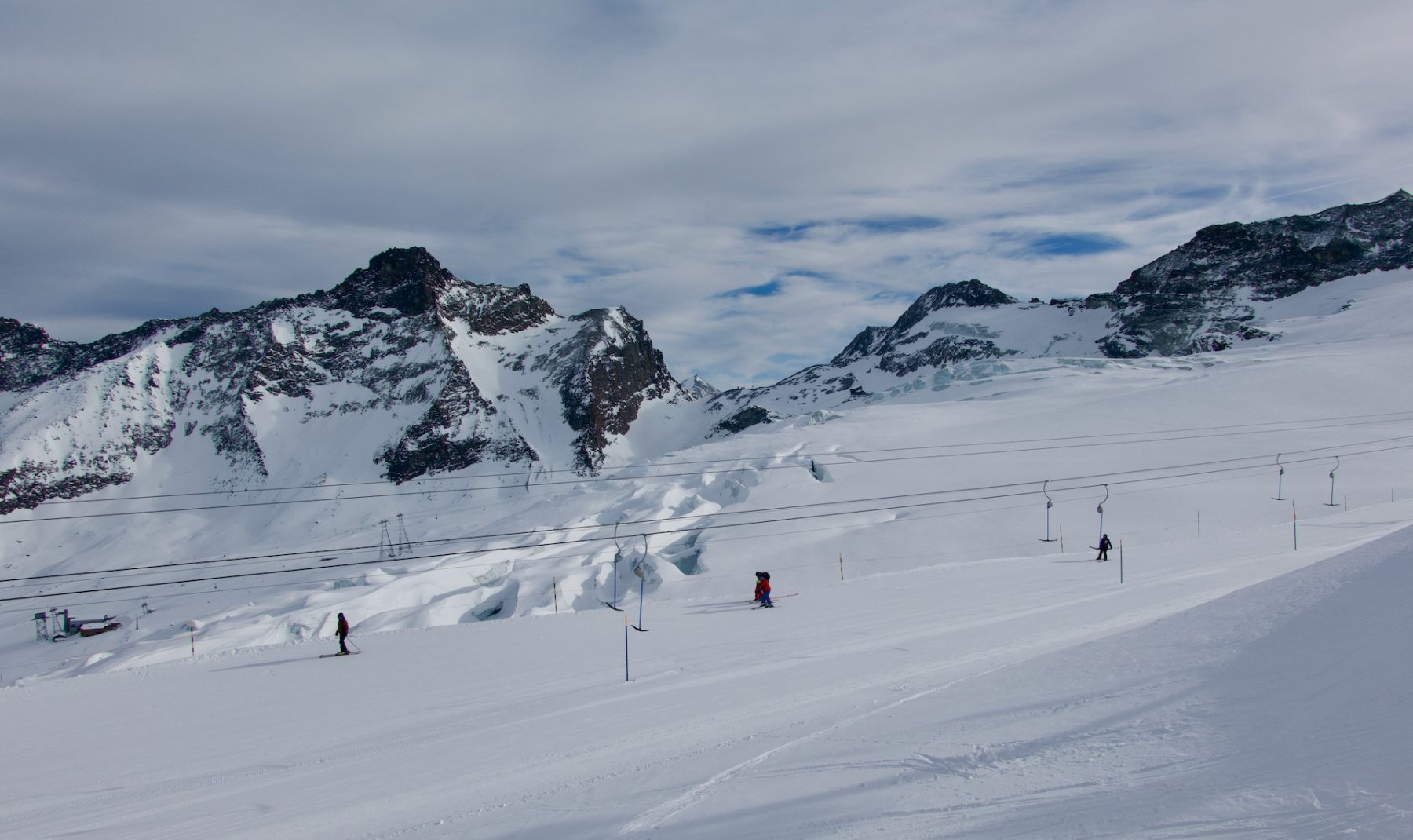 Lift omhoog in ski gebied Saas-Fee