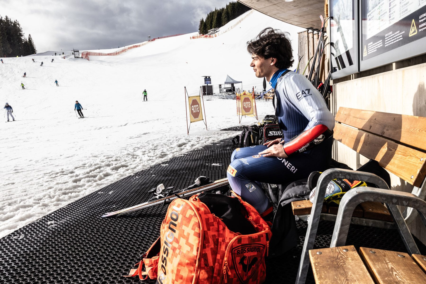 Atleet maakt zich klaar voor Saalbach 2025 WK skiën
