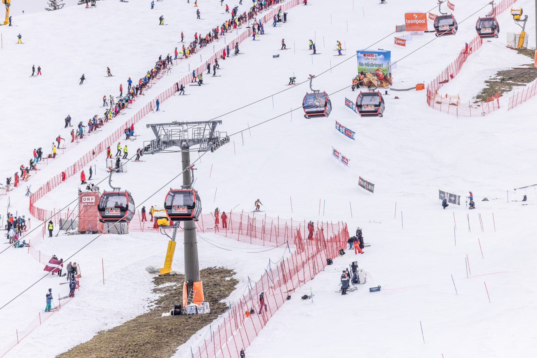 Toeschouwers vanaf de piste voor Saalbach 2025