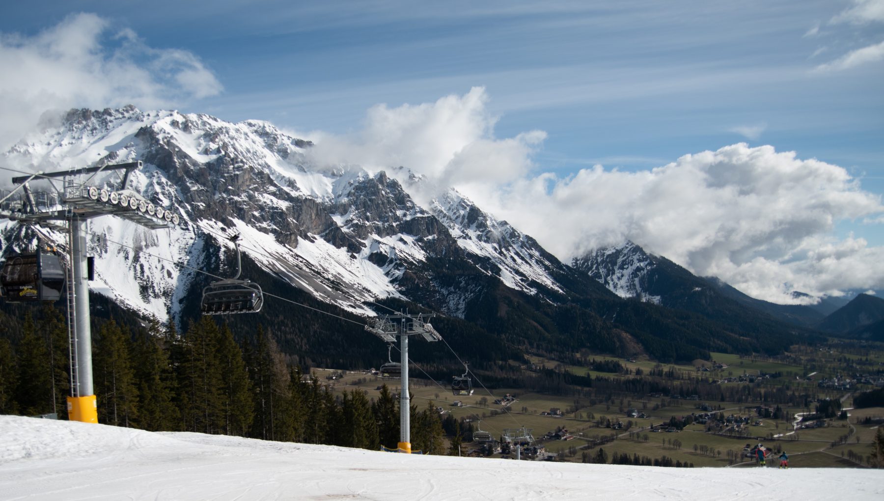 uitzicht op berg en dal vanaf skipiste