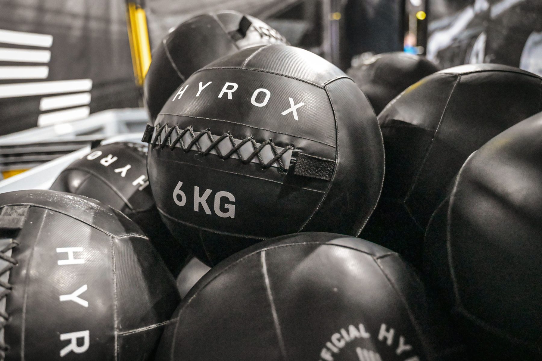 Wallballs liggen klaar tijdens Hyrox Rotterdam