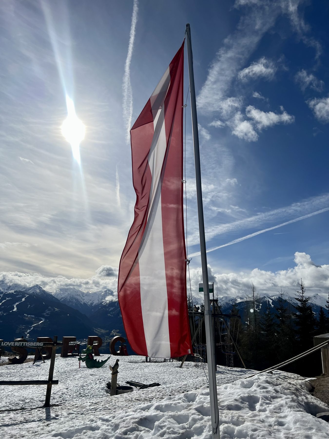 Oostenrijkse vlag in de sneeuw