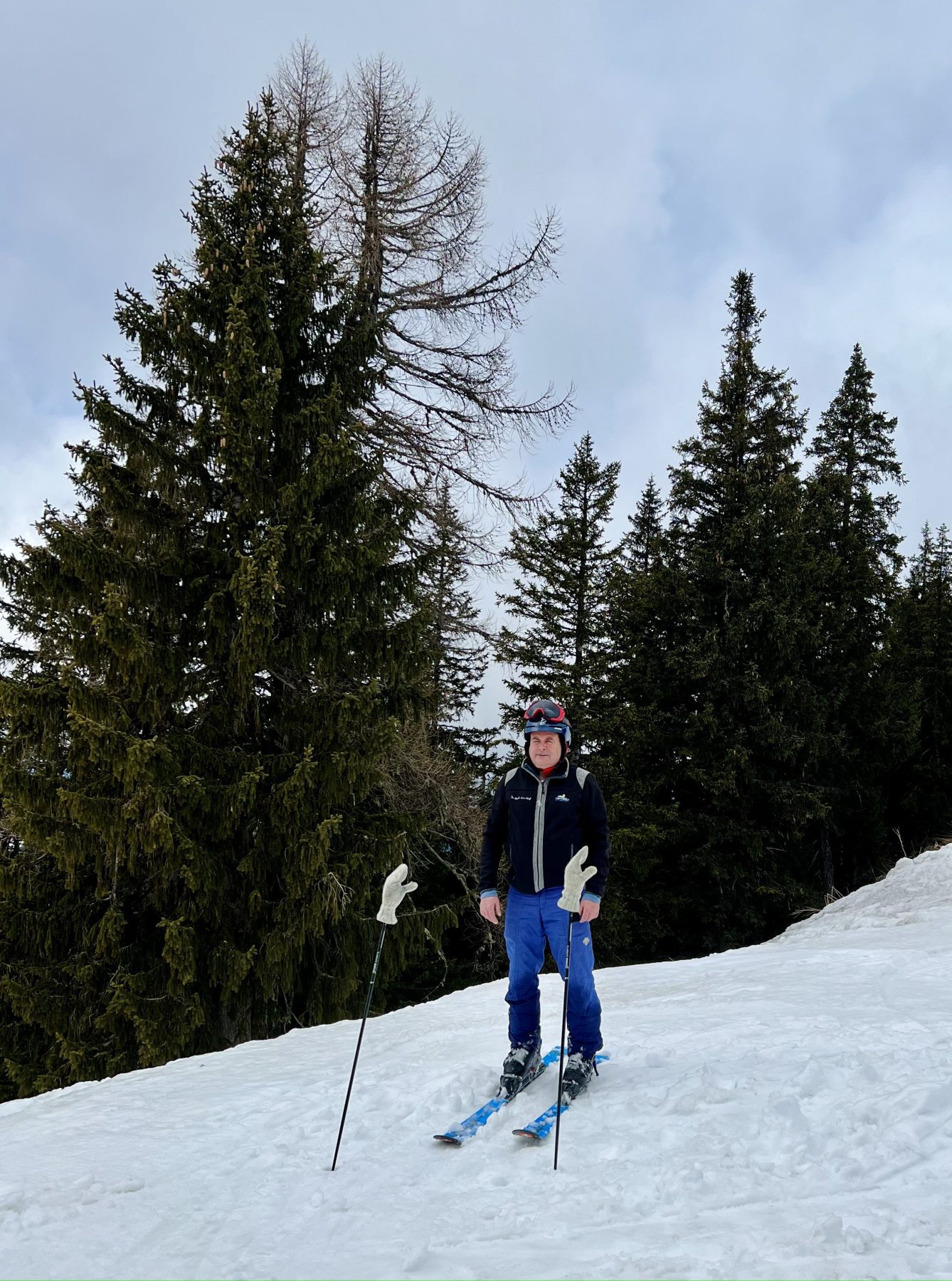 stilstaande man op ski's in de sneeuw