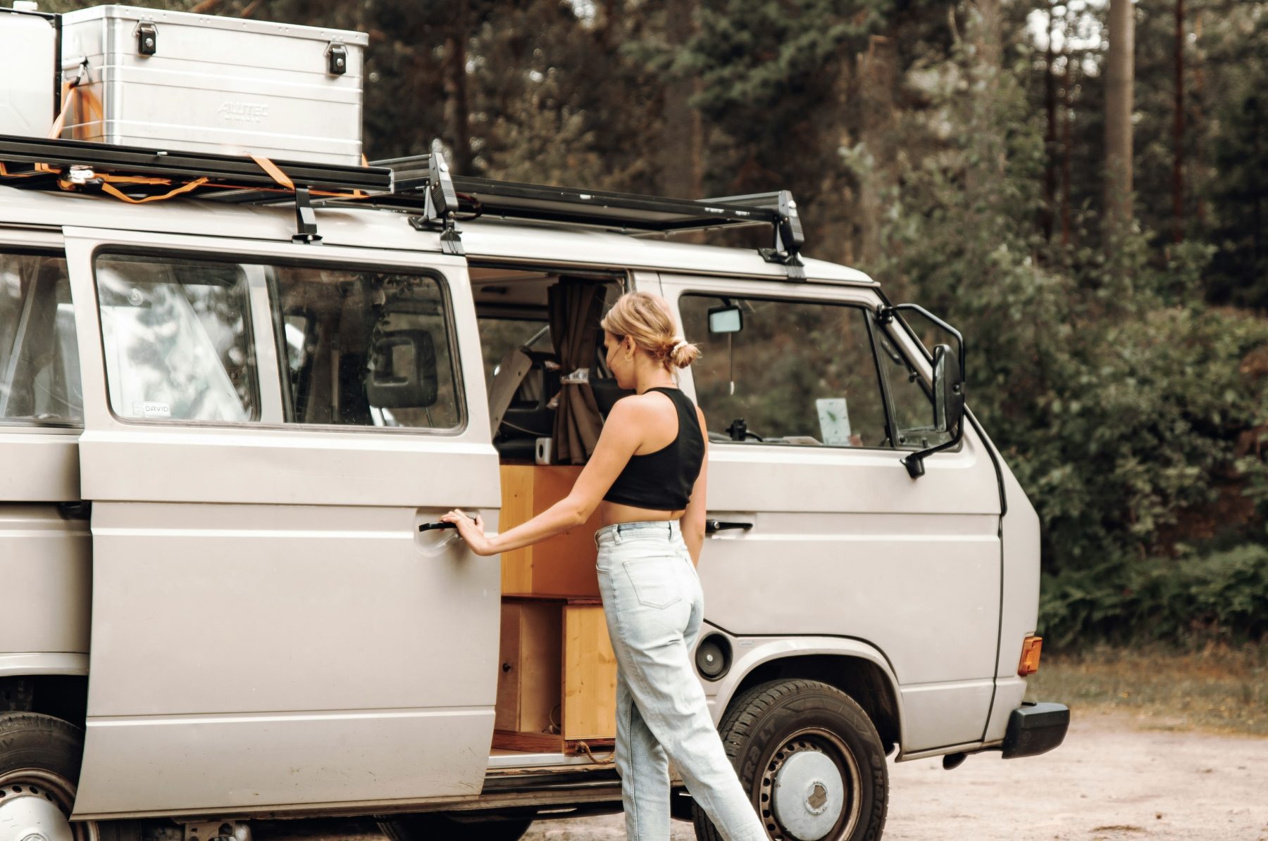 Vrouw bij een camper.