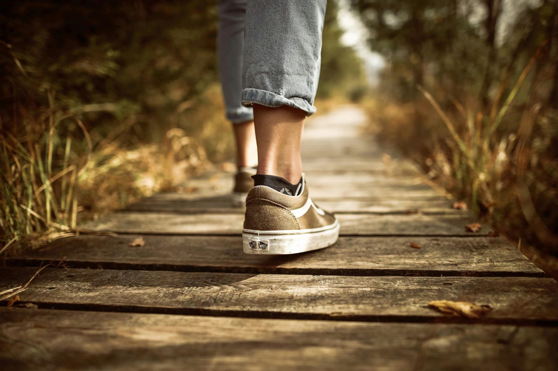 Een persoon die aan het wandelen is.