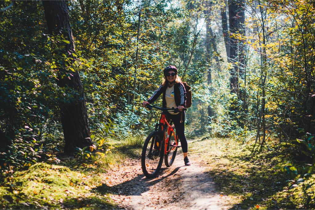 Persoon op een fiets midden in de natuur.