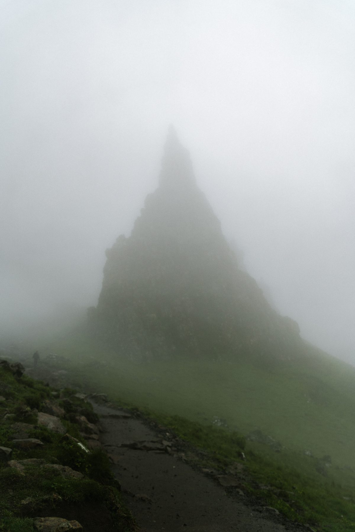 Een mistig beeld op Trotternish Ridge, Skye, Schotland