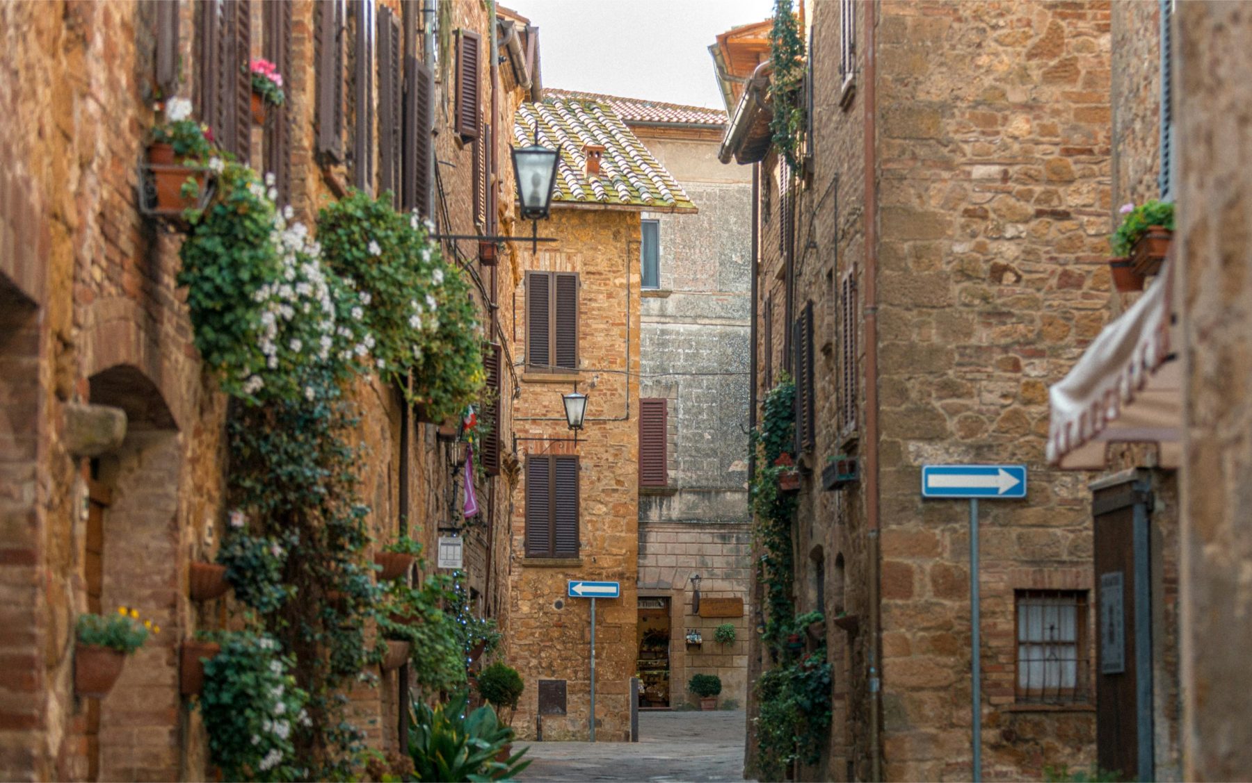 Een smal straatje in Pienza, Italië. 