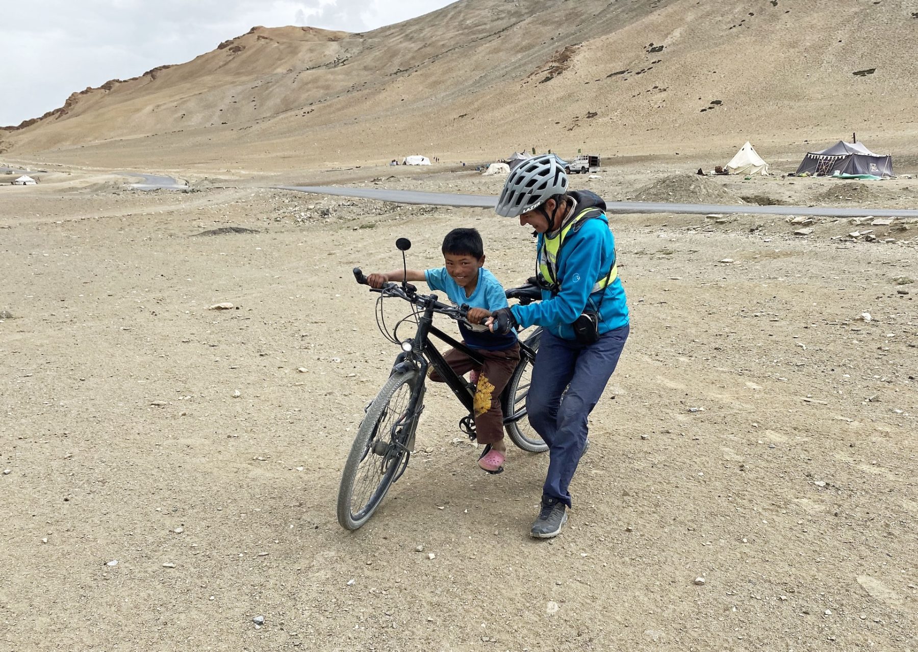 Fietsend door de Himalaya Myra de Rooy locals fietsen